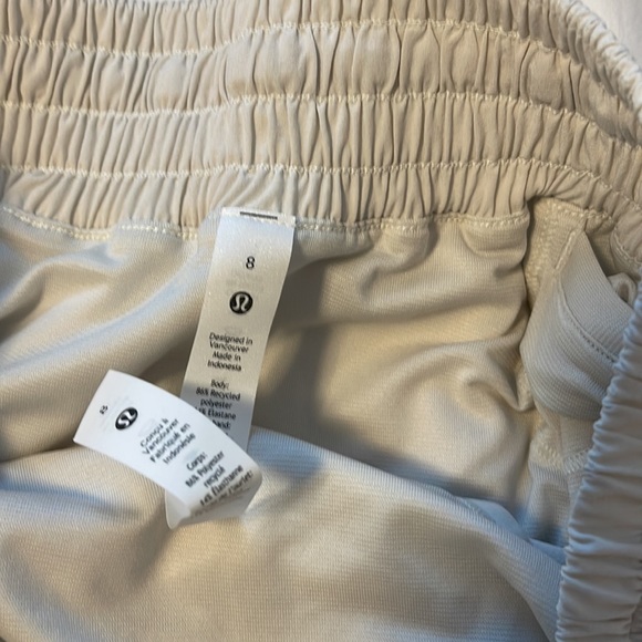 Lululemon size 8 hoty hot Highrise 4’ inseam new without tags - Picture 4 of 5
